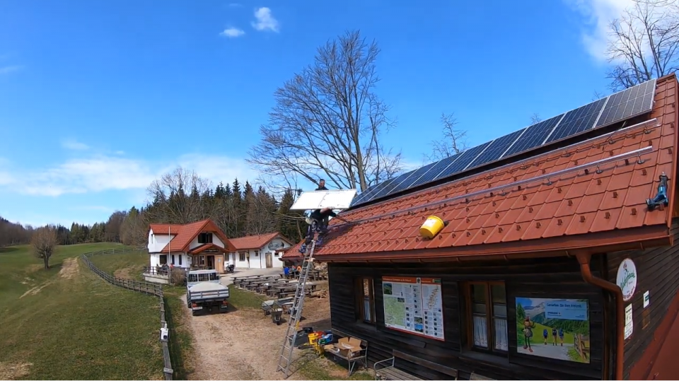 Zeitrafferaufnahme der Montage der Photovoltaikmodule am Dach der Garage. Im Hintergrund die Josef-Franz-Hütte.